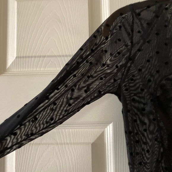 Seven till midnight M/L sheer top w/polka dots &key hole back with button - Picture 9 of 9